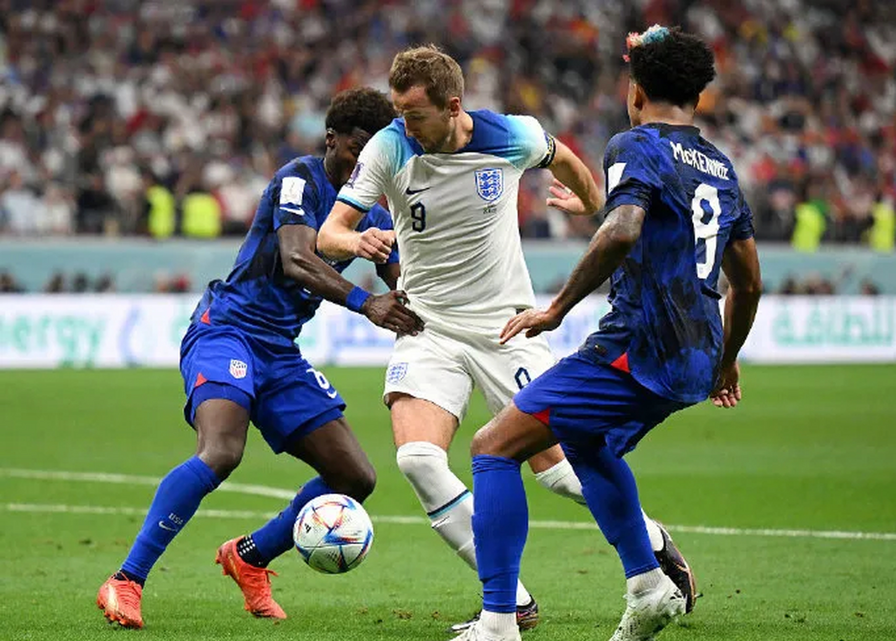 足球比赛中球员之间的默契配合令人赞叹的句子